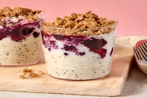 Berry Crumble Overnight Oats