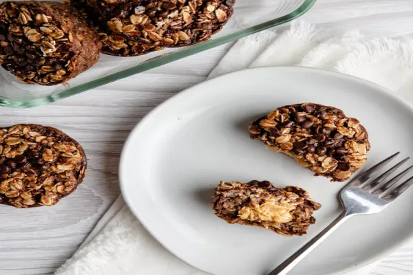 Breakfast Banana Chocolate & Peanut Butter Oatmeal Cakes