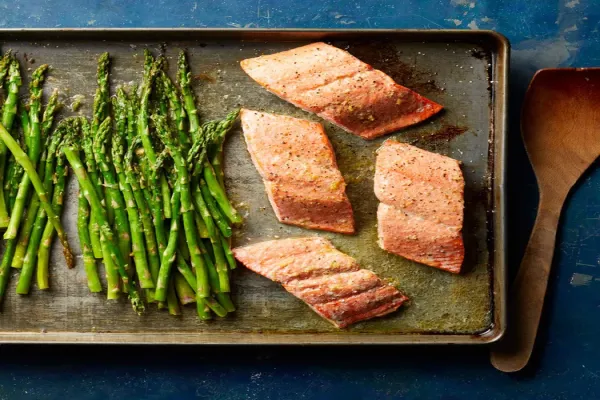 Salmon & Asparagus with Lemon Garlic Butter Sauce