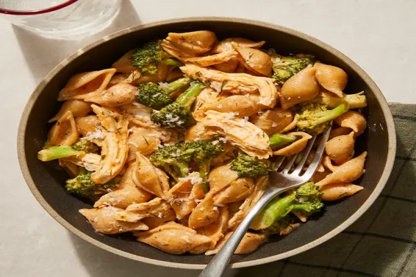 One Pot Chicken & Broccoli Pasta